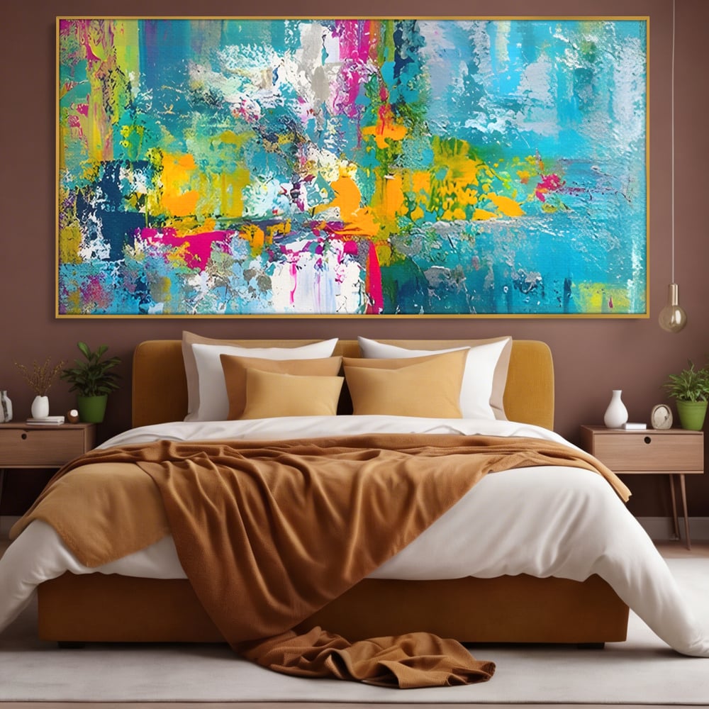 Tablou canvas cu pictura abstracta cu pete albastre si galbene, in rama de aluminiu auriu, pe perete intr-un dormitor